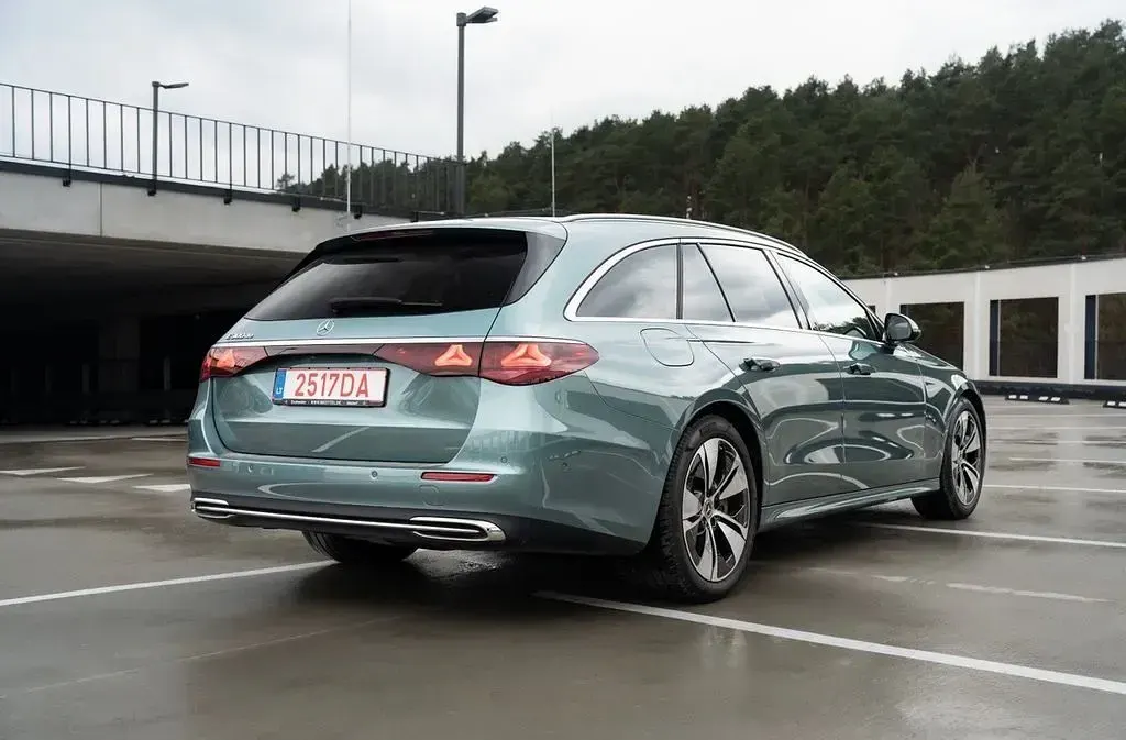 Gebraucht Mercedes E300 197 PS (144 kW) 2024 Grün Limousine