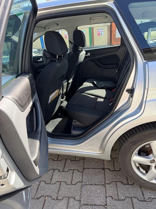 Gebraucht Ford Focus 125 PS (91 kW) 2010 Grau Kombi