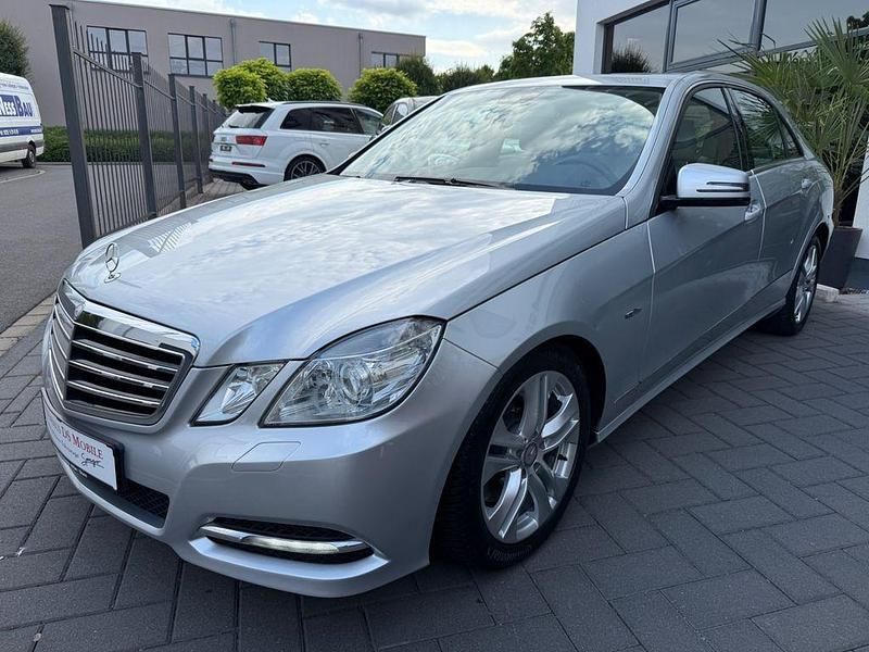 Silber Gebraucht 2011 Mercedes E350 Avantgarde Limousine | 11.900 € (Fairer Preis) - Bild 1/4