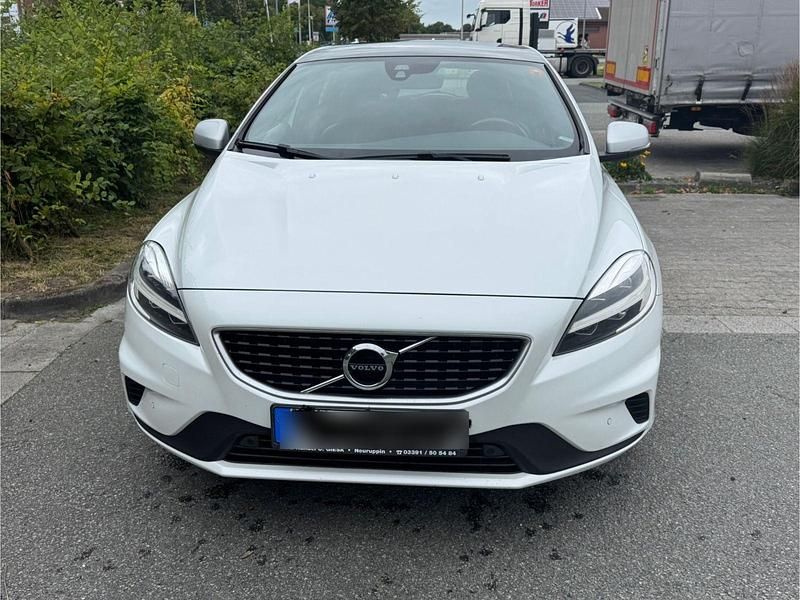 Weiß Gebraucht 2016 Volvo V40 Ocean Race Kombi | 13.500 € (Fairer Preis) - Bild 1/4