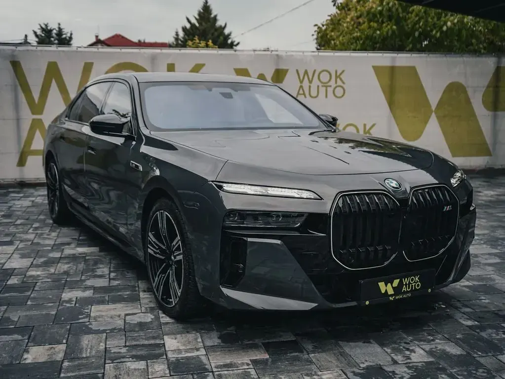 Gebraucht BMW M760e Sport Line 381 PS (280 kW) 2025 Grau Limousine