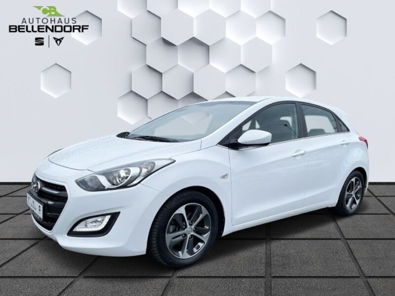 Weiss Gebraucht 2015 Hyundai i30 Trend Limousine | 10.480 € (Etwas zu teuer) - Bild 1/4