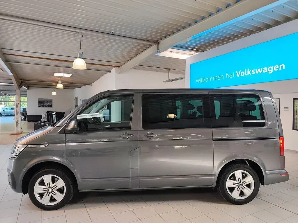 Gebraucht VW Multivan 204 PS (150 kW) 2023 Grau Van / Kleinbus