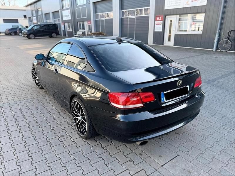 Gebraucht BMW 320 177 PS (130 kW) 2008 Schwarz Coupé