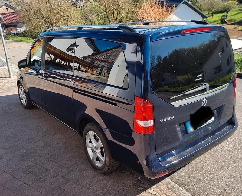 Gebraucht Mercedes V250 Edition 190 PS (139 kW) 2017 Blau Van / Kleinbus