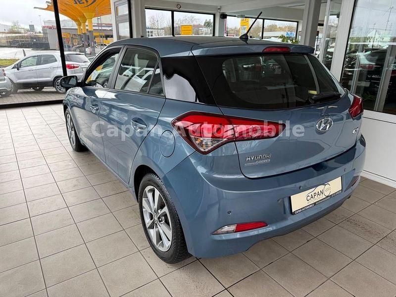 Gebraucht Hyundai i20 Intro Edition 101 PS (74 kW) 2015 Blau Limousine
