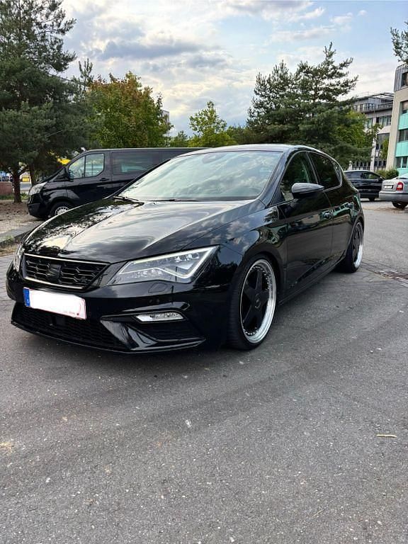 Schwarz Gebraucht 2017 Seat Leon FR Limousine | 9.900 € (Superpreis) - Bild 1/4