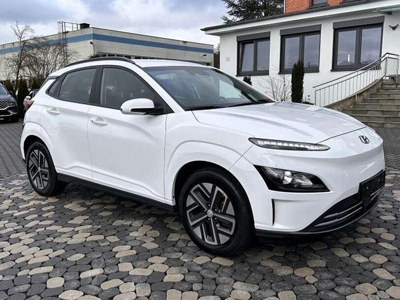 Gebraucht Hyundai Kona Select 100 kW (136 PS) 2022 Weiß SUV