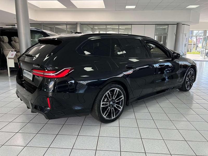 Gebraucht BMW 520 M Sport 197 PS (144 kW) 2024 Black sapphire metallic Kombi