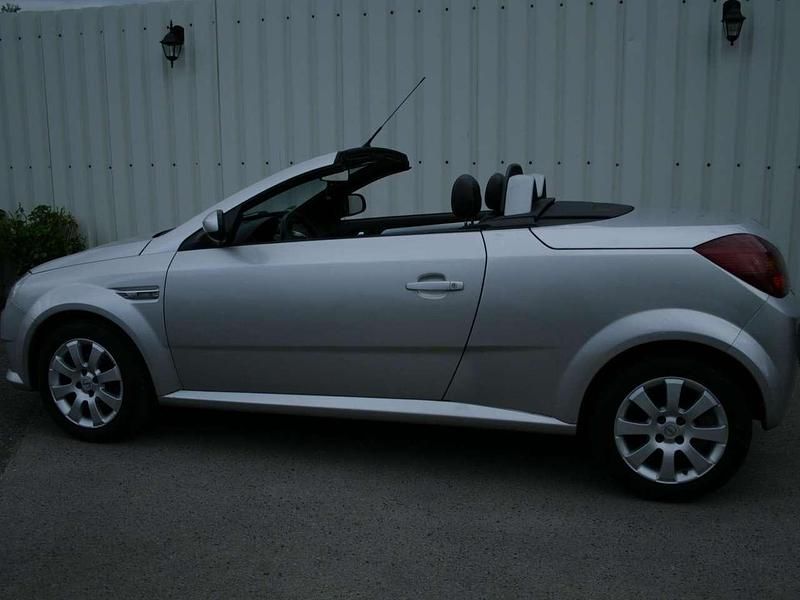 Gebraucht Opel Tigra Basis 90 PS (66 kW) 2006 Starsilber iii m2 Cabrio
