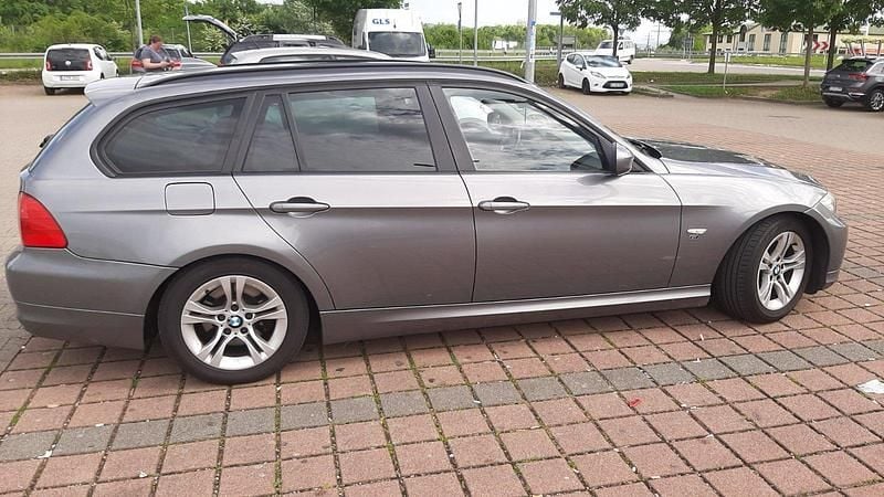 Silber Gebraucht 2012 BMW 320 M Sport Kombi | 3.950 € (Superpreis) - Bild 1/4