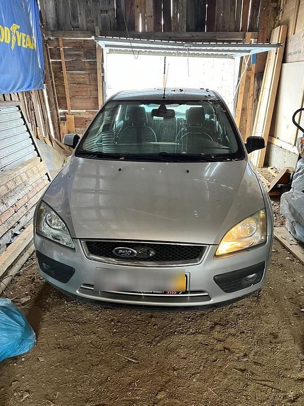 Silber Gebraucht 2005 Ford Focus Ghia Limousine | 699 € (Superpreis) - Bild 1/4