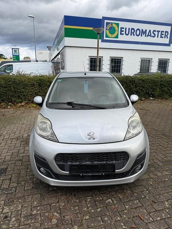 Gebraucht Peugeot 107 68 PS (50 kW) 2014 Silber Kleinwagen