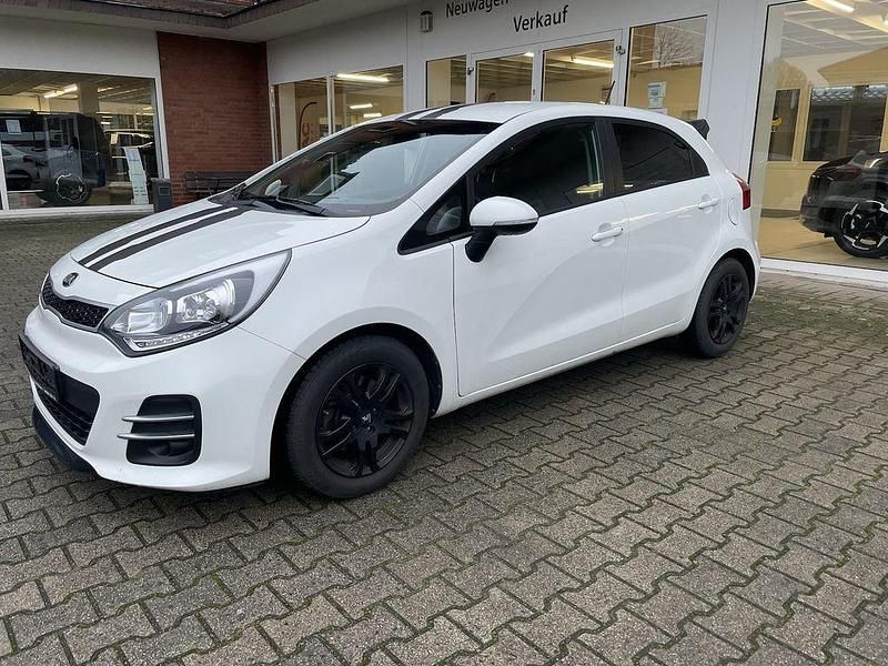 Weiß Gebraucht 2017 Kia Rio DREAM-TEAM Edition Limousine | 7.700 € (Superpreis) - Bild 1/4