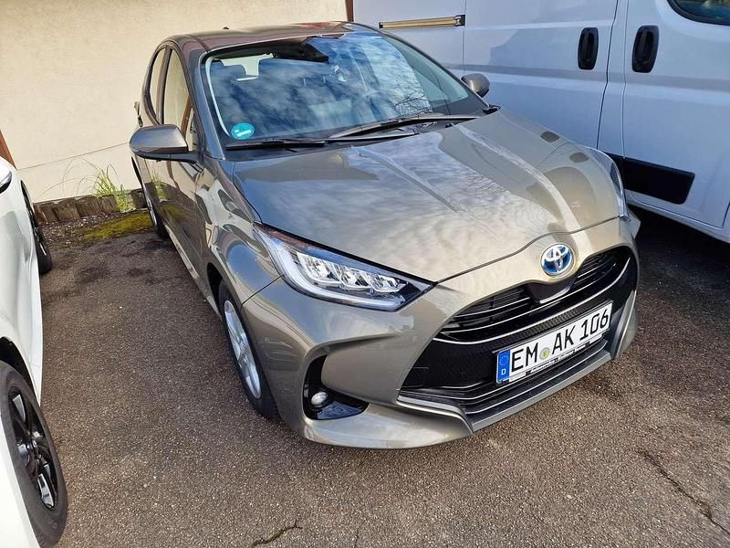 Mangan bronze Gebraucht 2023 Toyota Yaris Hybrid Comfort Kleinwagen | 24.500 € (Teuer) - Bild 1/1