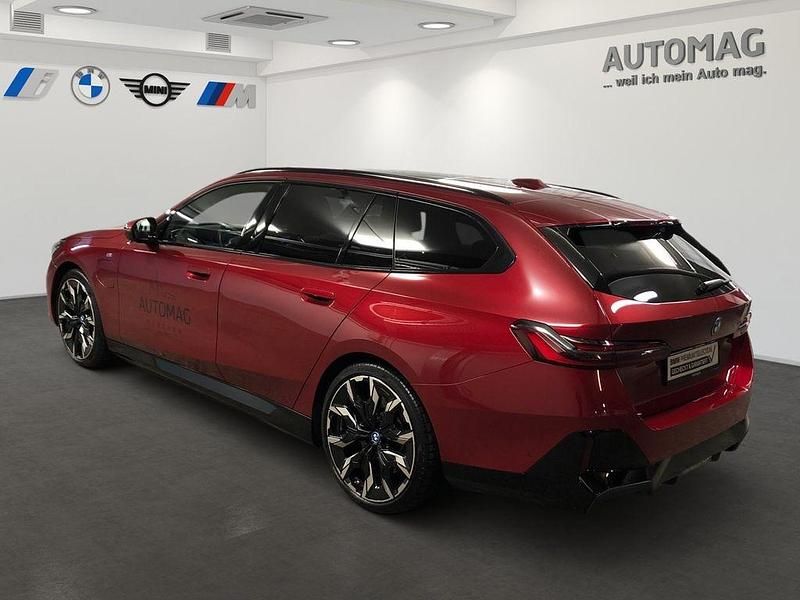 Gebraucht BMW 550e Performance 489 PS (359 kW) 2025 Dragon fire rot Kombi