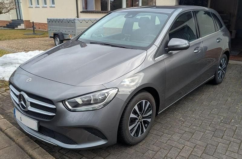 Gebraucht Mercedes B180 Style 116 PS (85 kW) 2020 Grau Van / Kleinbus