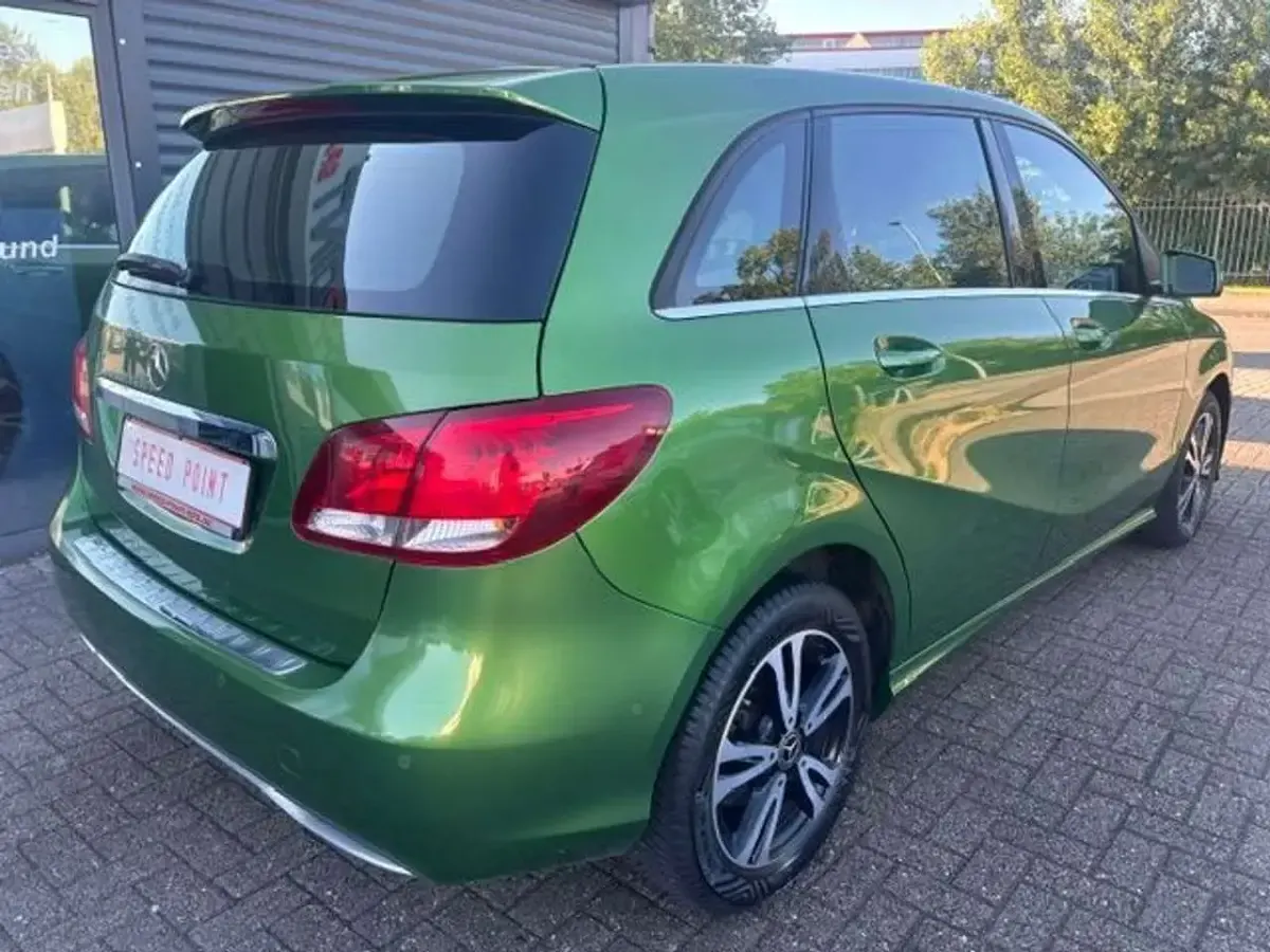 Gebraucht Mercedes B180 109 PS (80 kW) 2017 Elbaitgruen Kleinwagen