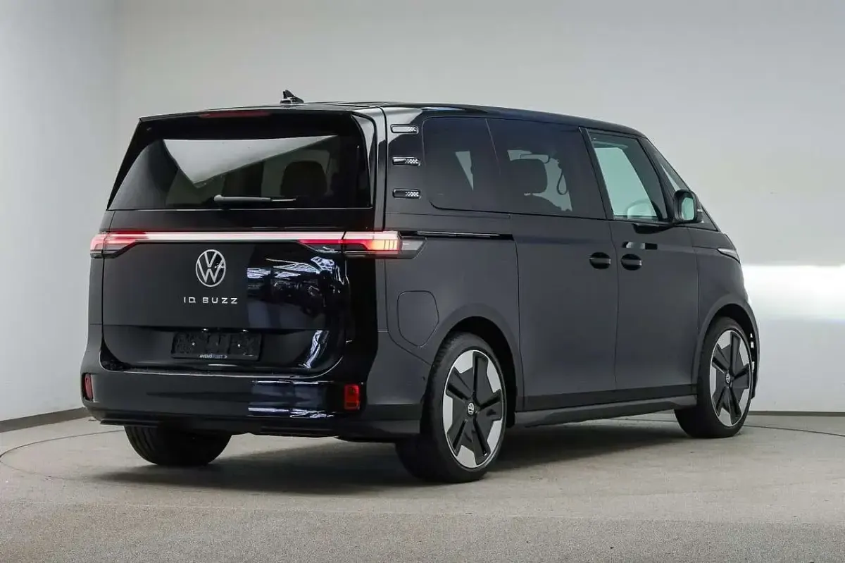 Gebraucht VW ID. Buzz Pro 150 kW (204 PS) 2024 Deep black perleffekt Van / Kleinbus