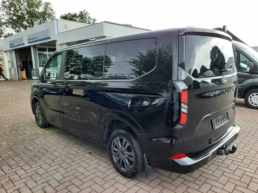 Gebraucht Ford Tourneo Titanium 136 PS (100 kW) 2025 Schwarz Van / Kleinbus