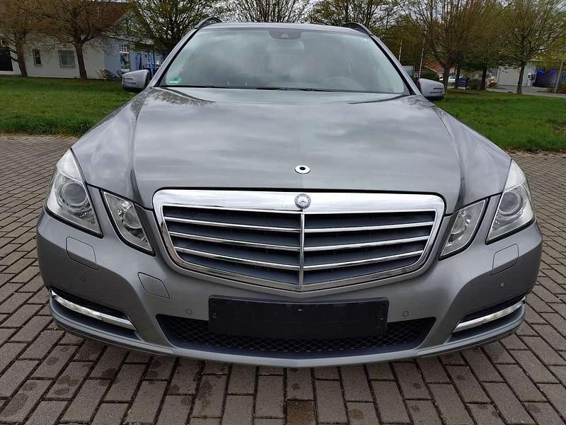 Palladiumsilber metalliclack Gebraucht 2010 Mercedes E250 Kombi | 8.999 € (Guter Preis) - Bild 1/4