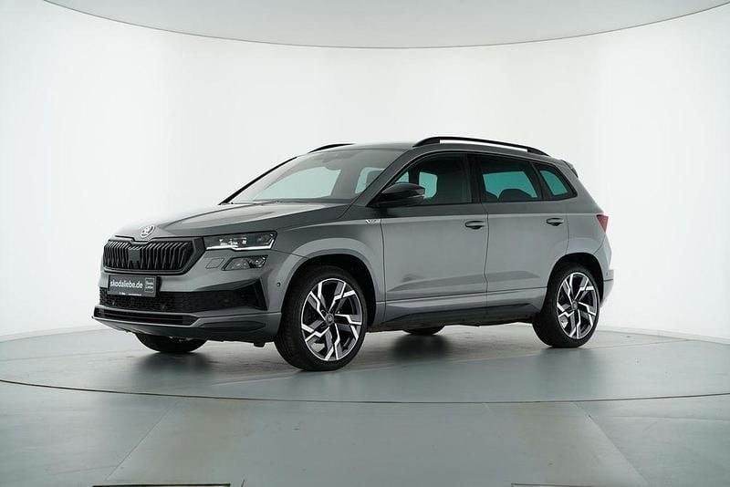 Graphitegrau metallic Gebraucht 2022 Skoda Karoq SportLine SUV | 29.889 € (Guter Preis) - Bild 1/4