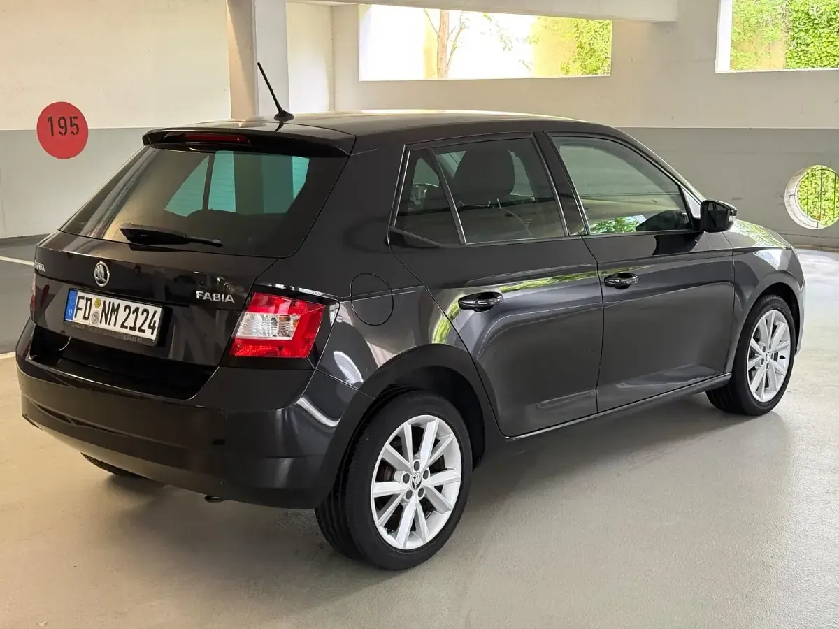 Używany Skoda Fabia Joy 75 KM (55 kW) 2016 Czarny Hatchback