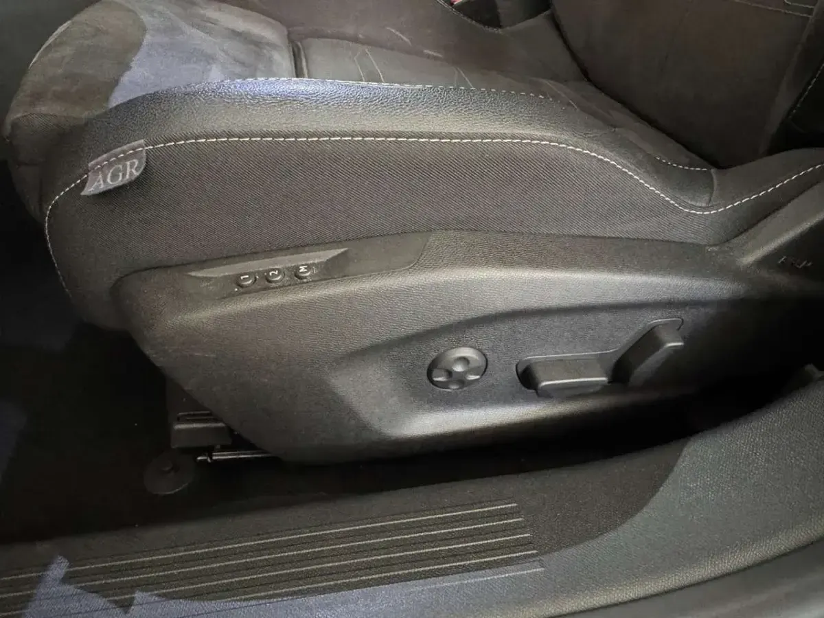 Gebraucht Opel Astra GS Line 131 PS (96 kW) 2023 Diamant schwarz/karbon schwarz Kleinwagen