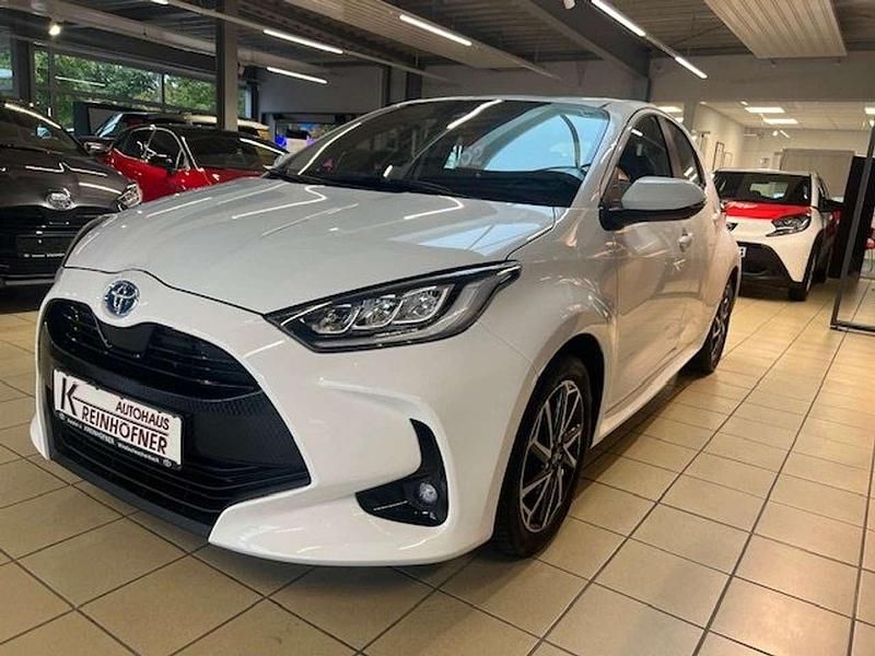 Schneeweiß Gebraucht 2022 Toyota Yaris Hybrid Team Limousine | 18.500 € (Guter Preis) - Bild 1/4