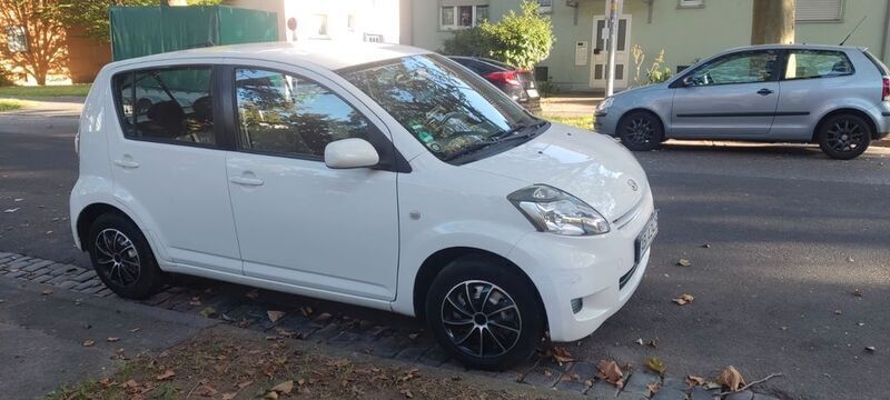 Weiß Gebraucht 2011 Daihatsu Sirion Kleinwagen | 3.000 € (Fairer Preis) - Bild 1/4