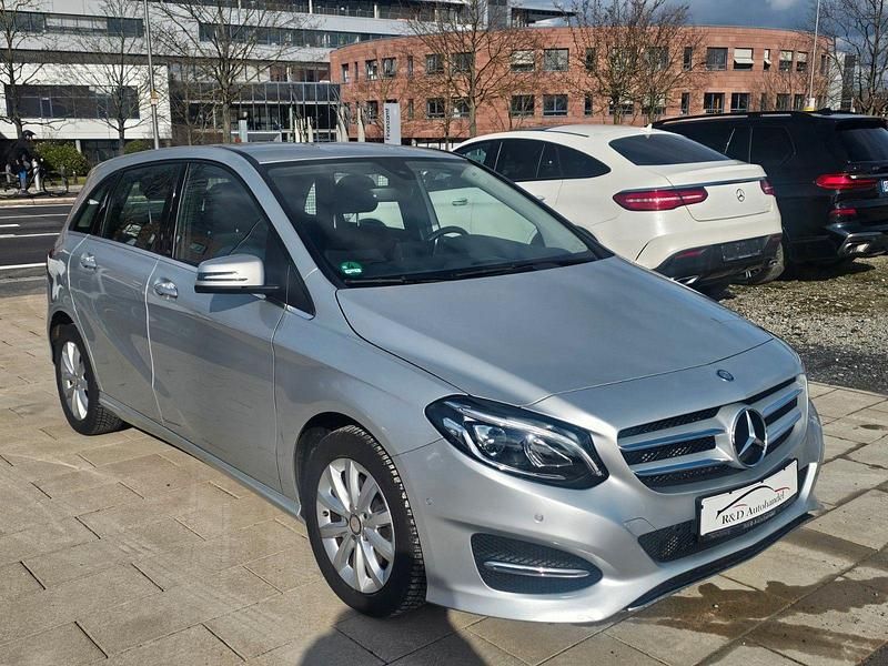 Gebraucht Mercedes B180 122 PS (89 kW) 2014 Silber Van / Kleinbus
