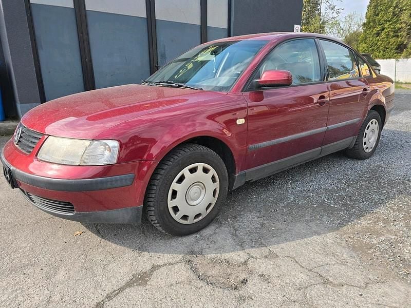 Second-hand VW Passat 125 CP (91 kW) 2000 Roșu Berlinǎ