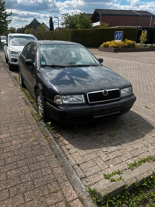 Schwarz Gebraucht 2000 Skoda Octavia Limousine | 800 € (Guter Preis) - Bild 1/4