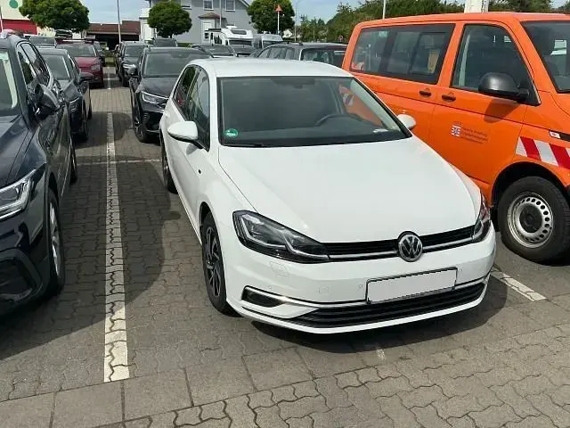 Gebraucht VW Golf VII Comfortline 116 PS (85 kW) 2019 Pure white Limousine