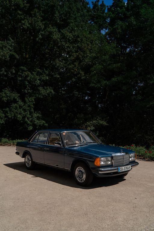 Blau Gebraucht 1982 Mercedes 200 Limousine | 21.000 € - Bild 1/4