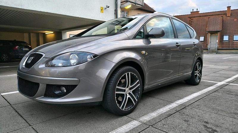 Grau Gebraucht 2008 Seat Altea XL Van / Kleinbus | 5.000 € (Fairer Preis) - Bild 1/4