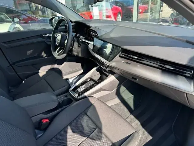 Gebraucht Audi A3 Ambiente 116 PS (85 kW) 2023 Florettsilber metallic Limousine