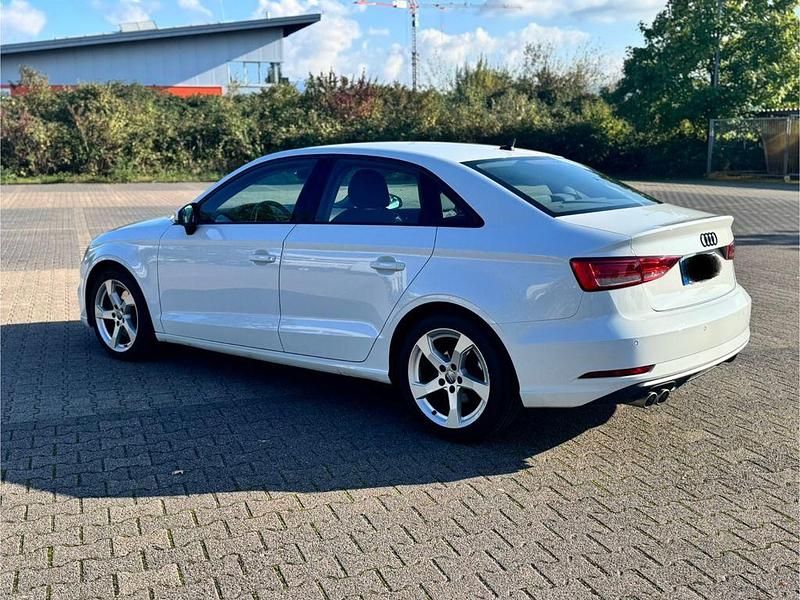 Weiß Gebraucht 2019 Audi A3 Sport Limousine | 18.500 € (Guter Preis) - Bild 1/4