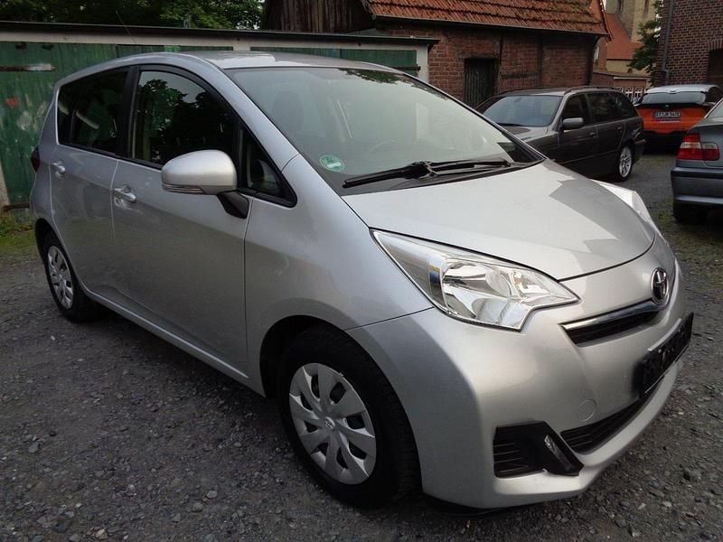 Silber Gebraucht 2012 Toyota Verso Van / Kleinbus | 8.900 € - Bild 1/4