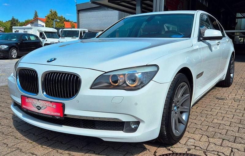 Weiß Gebraucht 2010 BMW 740 Sport Line Limousine | 12.990 € (Fairer Preis) - Bild 1/4