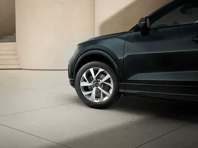 Neu Audi Q2 Advanced Plus 150 PS (110 kW) 2026 Grau SUV