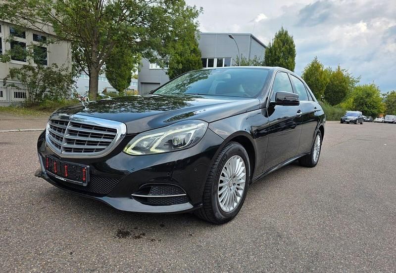 Schwarz Gebraucht 2013 Mercedes E200 Limousine | 10.699 € (Guter Preis) - Bild 1/4
