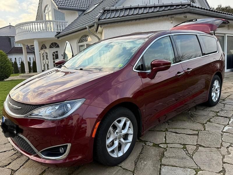 Rot Gebraucht 2020 Chrysler Pacifica SUV | 25.000 € - Bild 1/4