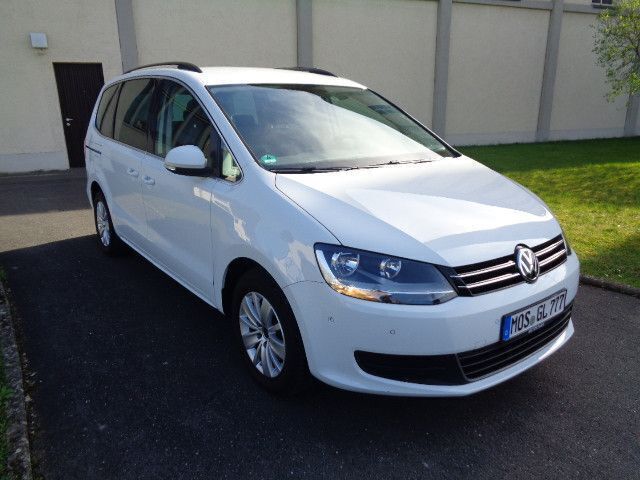 Weiß Gebraucht 2018 VW Sharan Comfortline Van / Kleinbus | 27.000 € (Etwas zu teuer) - Bild 1/4