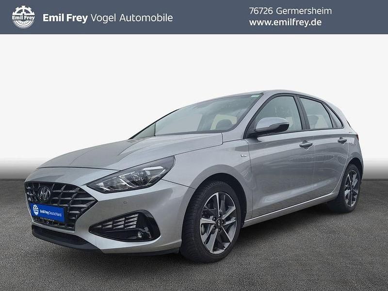 Shimmering silver Gebraucht 2024 Hyundai i30 Trend Limousine | 19.990 € (Fairer Preis) - Bild 1/3