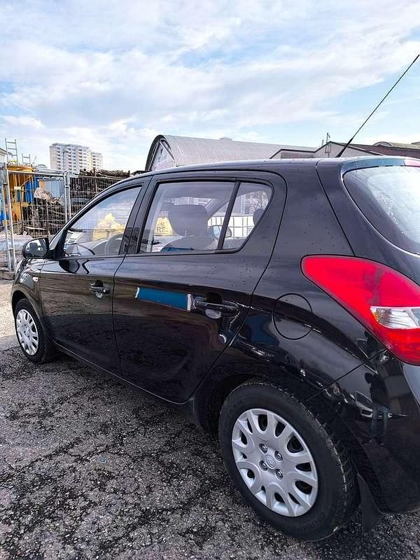 Gebraucht Hyundai i20 Classic 77 PS (56 kW) 2012 Black diamond / mic Kleinwagen