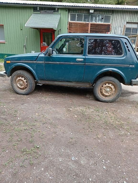 Grün Gebraucht 2011 Lada niva SUV | 2.999 € (Superpreis) - Bild 1/4