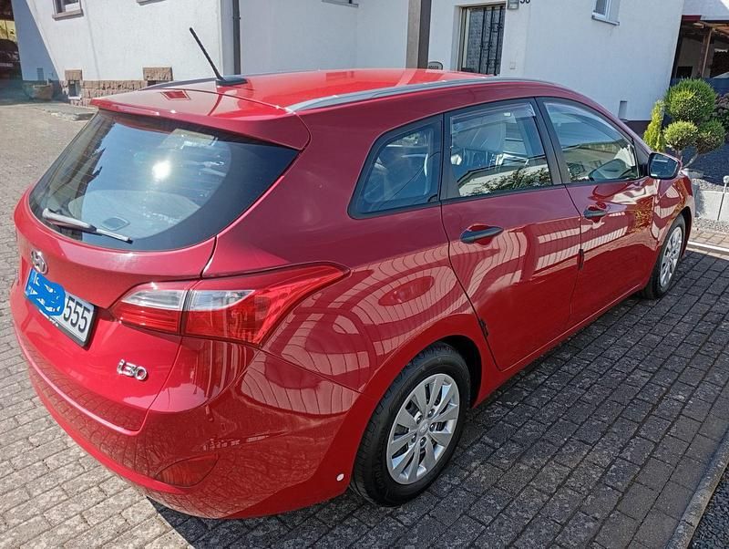 Gebraucht Hyundai i30 99 PS (72 kW) 2014 Rot Kombi