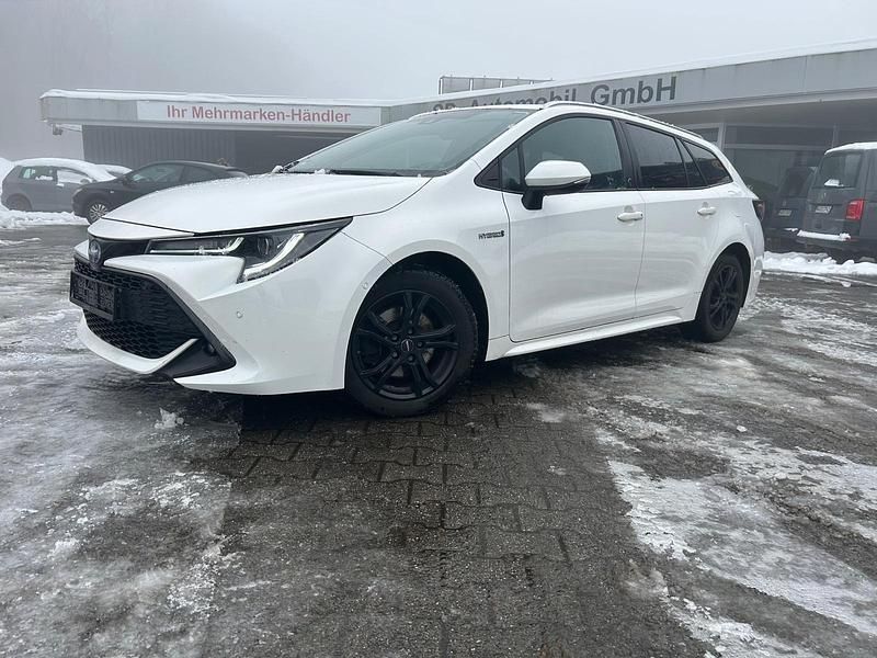Weiß Gebraucht 2022 Toyota Corolla Team Kombi | 24.500 € (Fairer Preis) - Bild 1/4