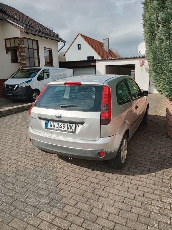 Gebraucht Ford Fiesta Trend 80 PS (58 kW) 2004 Silber Kleinwagen